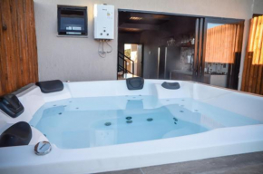 Vila Astra - jacuzzi privativa, natureza e conforto